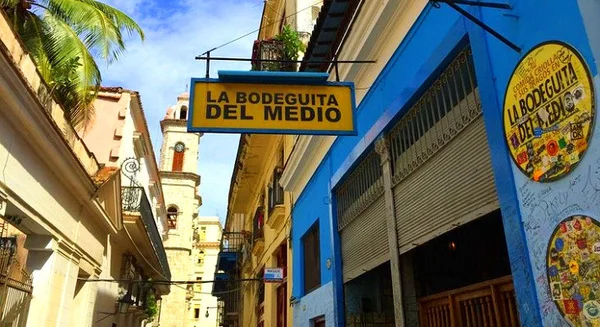 Entrada del bar "La Bodeguita del Medio"