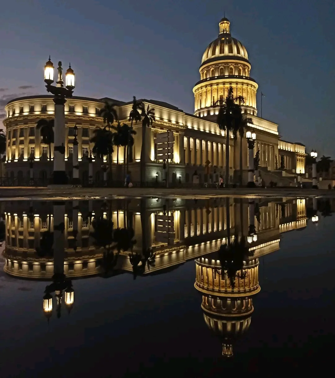 Capitolio de La Habana iluminado