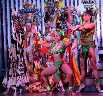 Espectáculo nocturno en el Cabaret "Parisien"