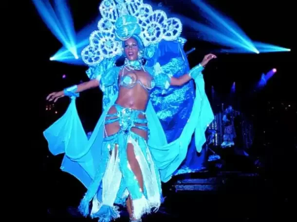 Espectáculo nocturno en el Cabaret "Parisien"